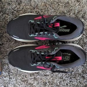 Brooks size 9 ghost 14 running shoes